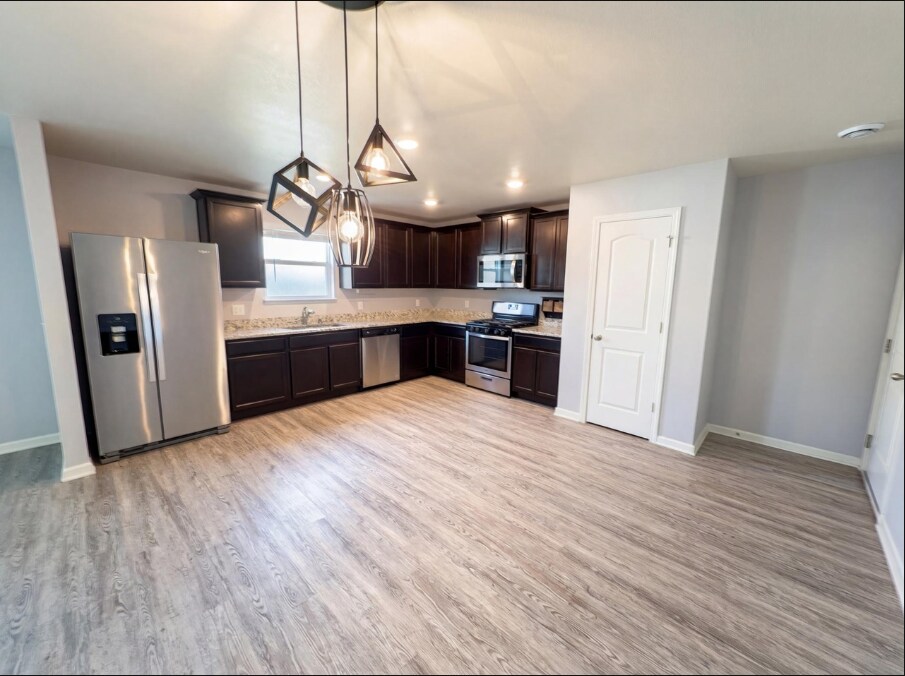 Building Photo - 1093 Sunset Ave