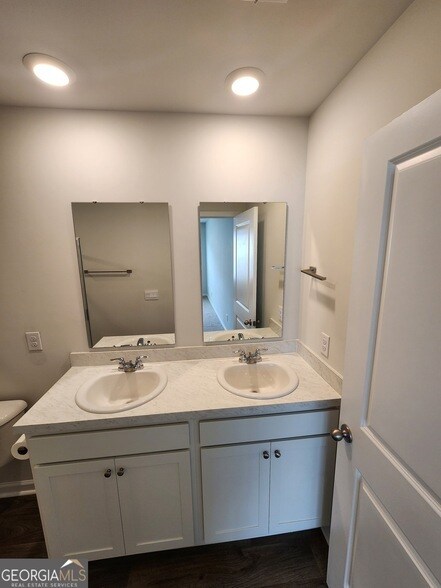 Building Photo - 214 Coneflower Rd