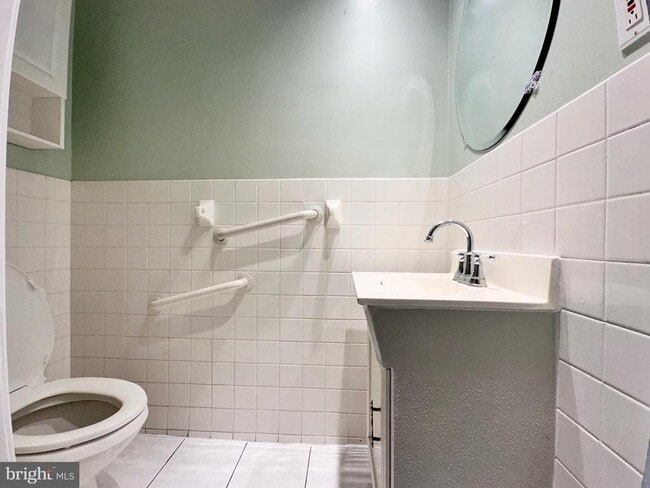 Building Photo - 219 Longshore Ave