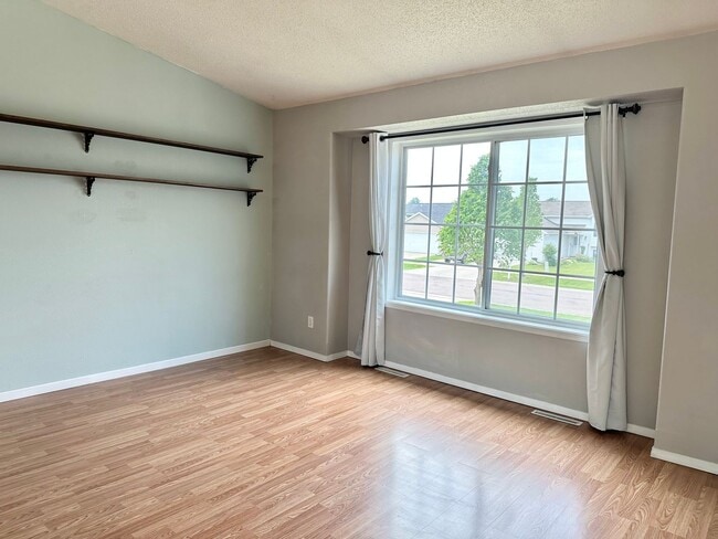 Building Photo - 5 Bedroom 2 Bath South Fargo