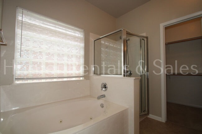 Building Photo - Bridgewood Beauty