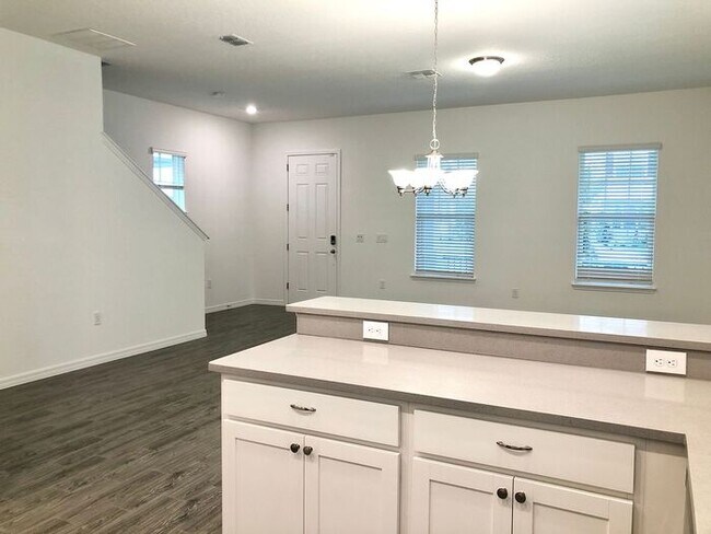 Building Photo - Beautiful 3/2.5 Newly Appointed Home with ...