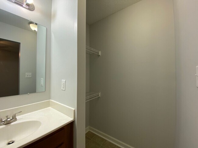 Building Photo - 568 Brookside Ct