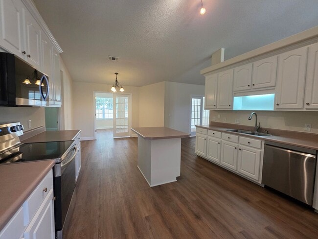 Building Photo - 4BR/3BA home with shed close to Navy Feder...