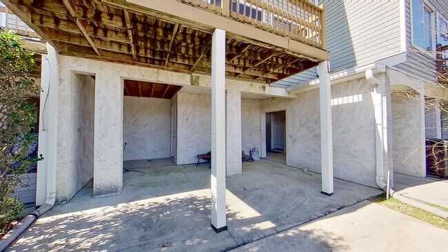 Building Photo - 690 Riverfront Dr