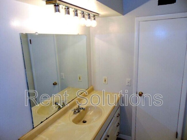 Building Photo - 217 Debby Ct