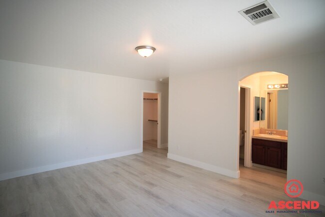 Building Photo - Lovely Home in Southwest Bakersfield!-SOLA...