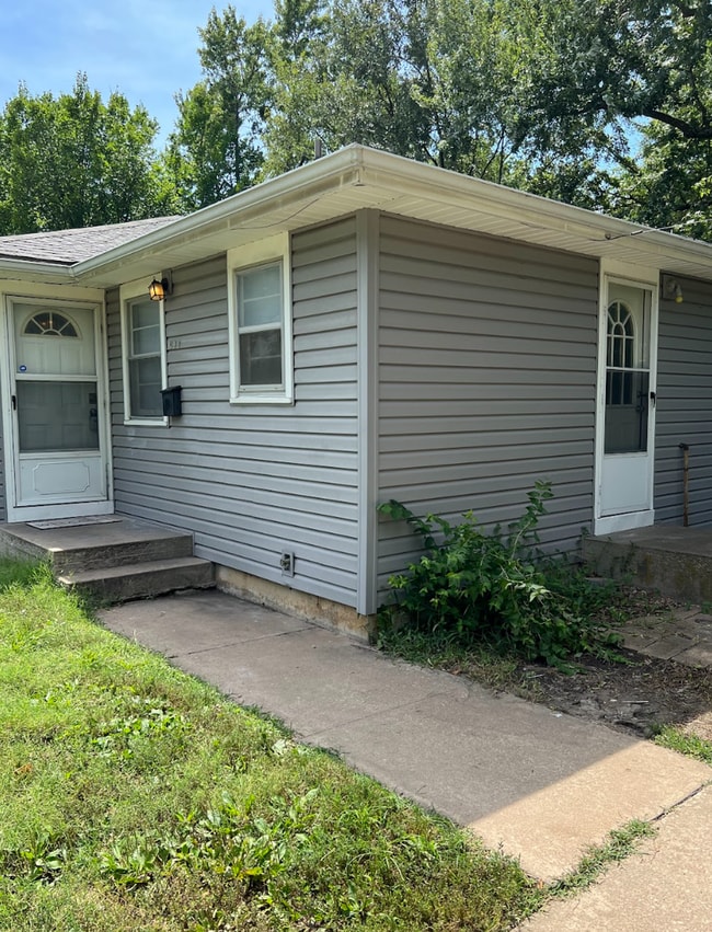 Building Photo - Don't miss out on this cozy duplex!