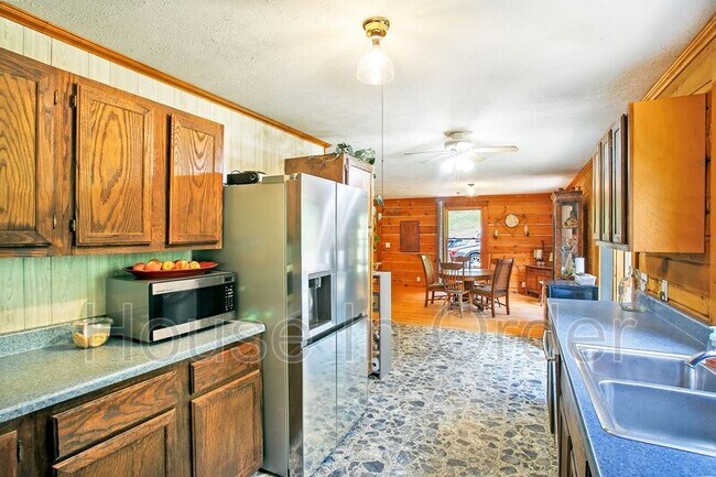 Building Photo - 561 Bee Tree Rd