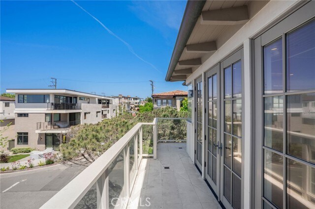 Building Photo - 328 28th St