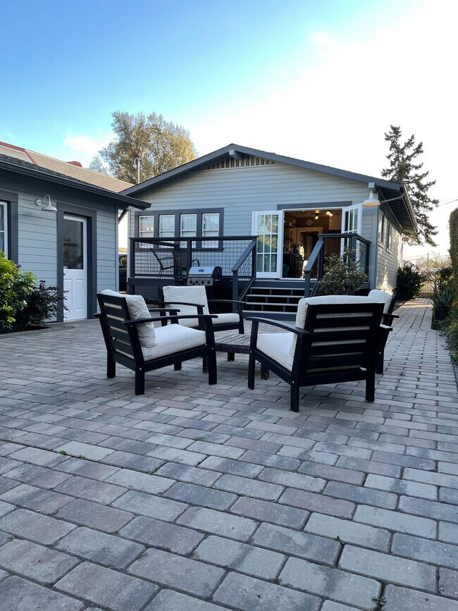 Building Photo - Updated Bungalow located in Downtown Redwood City & 15 miles from SF International Airport