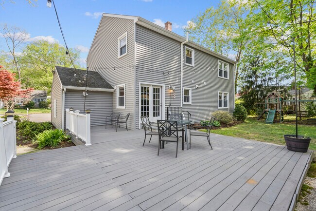 Building Photo - 14 Meadowpark Ave N