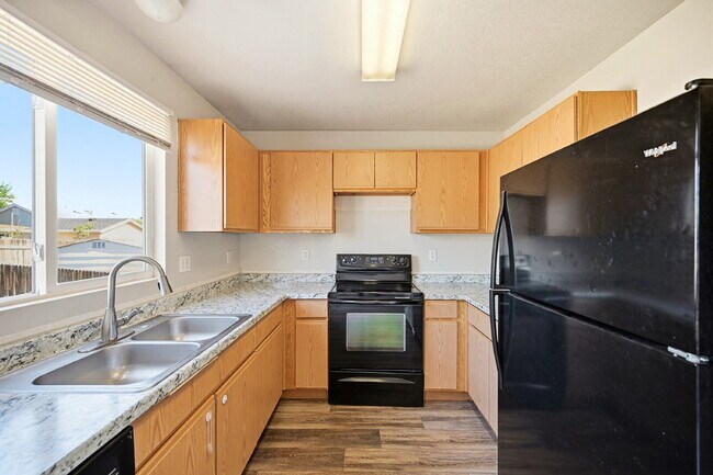 Building Photo - $2,495.95 - 3 Bed, 2 Bath Home in Denver with Central AC and Fenced in Yard!