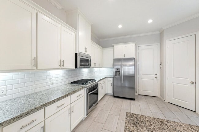 Building Photo - Exquisite 2-Story Home in a Prime Location...