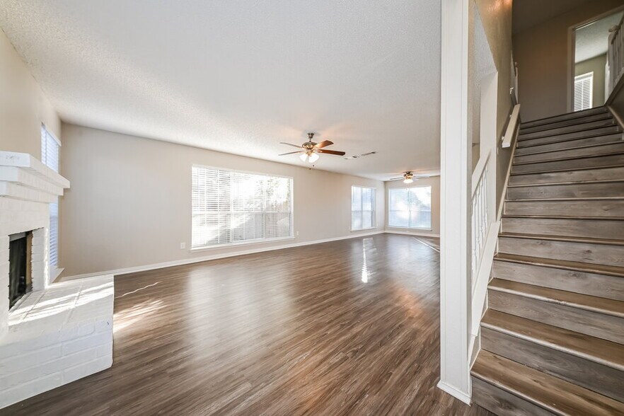 Building Photo - 2843 Red Oak Dr
