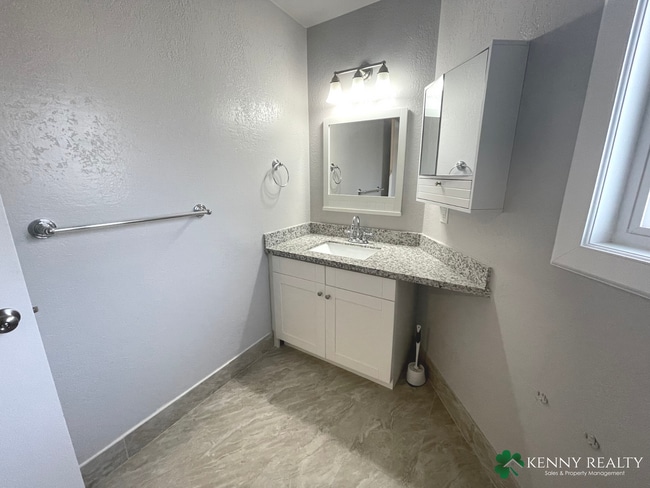 Building Photo - Two Bedroom Unit in Duplex with Garage Space and Washer and Dryer