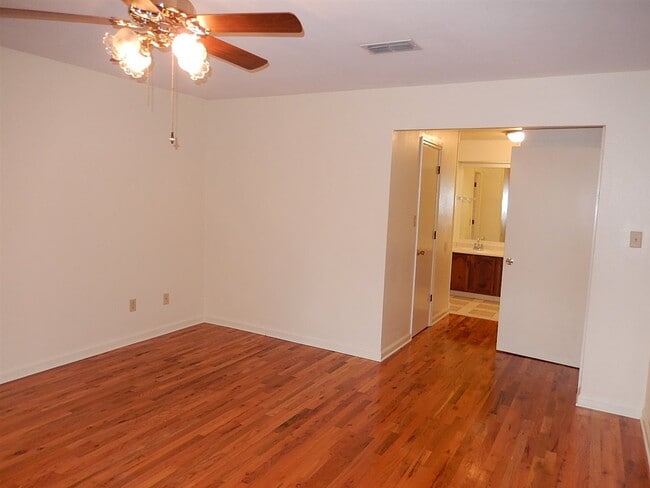 Building Photo - 2950 Bay Shore Dr