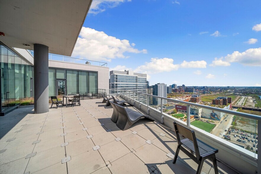 Building Photo - 347 S Clark St