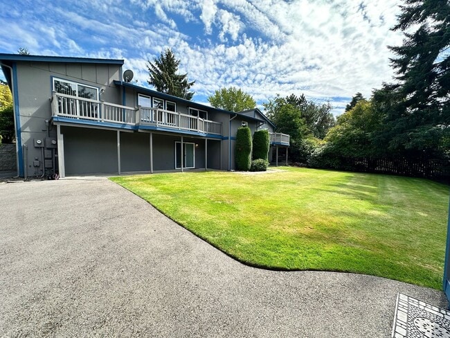 Building Photo - Beautiful well Maintained Duplex for rent