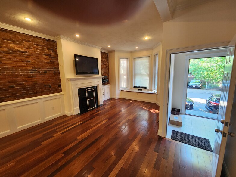 Building Photo - 566 E 5th St