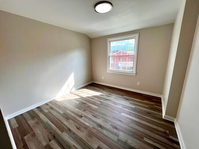 Building Photo - JUST Renovated! - 3 Bedroom 1 Bathroom - C...