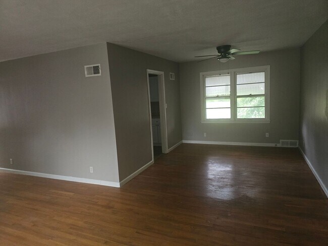 Building Photo - 800-802 E 75th Terrace - Duplex