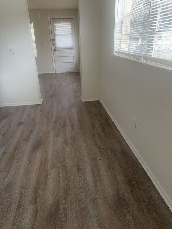 Building Photo - Remodeled 1/2 duplex on corner lot in St. Cloud