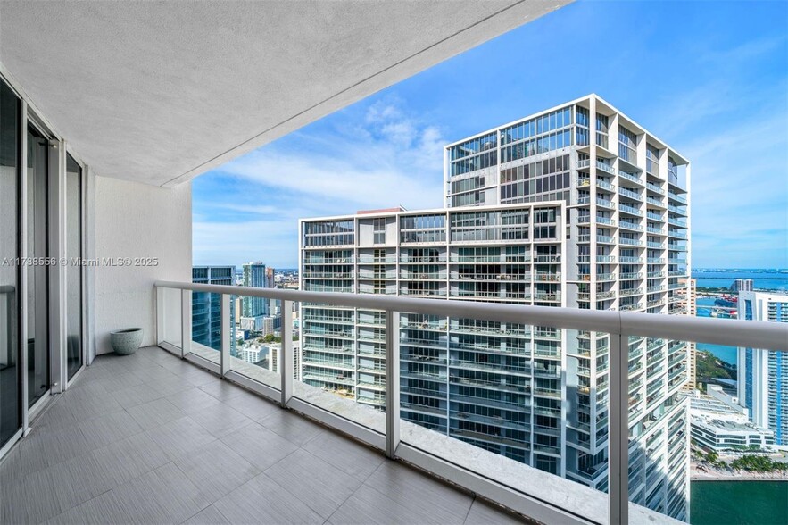 Building Photo - 495 Brickell Ave