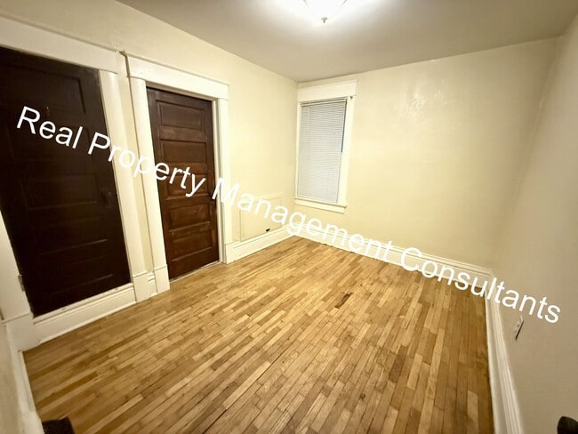 Building Photo - Beautiful Historic 2 bedroom Duplex