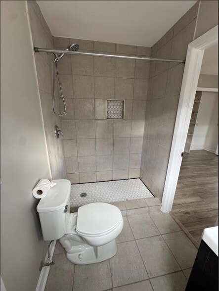 Jack & _Jill Full Bath - 2475 Freydale Rd SE