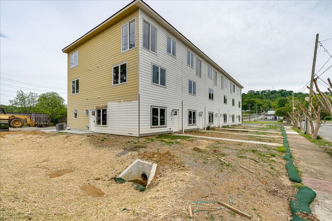 Building Photo - 2527 E 12th St