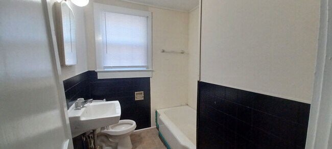 Building Photo - 806 Pou St