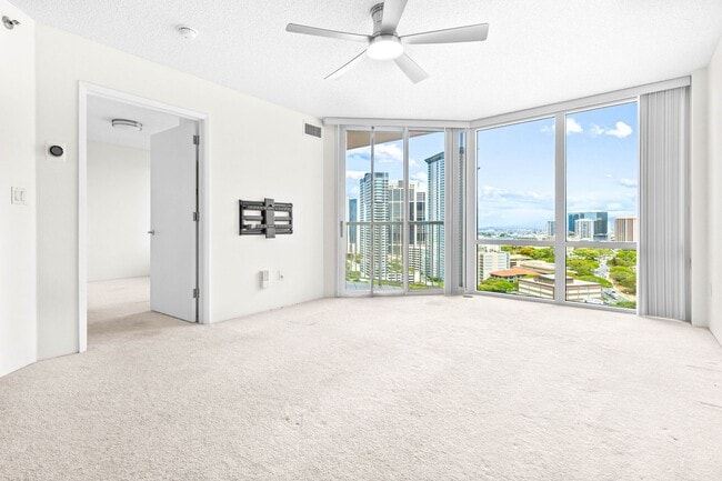 Building Photo - Beautiful Honolulu views from this bright ...