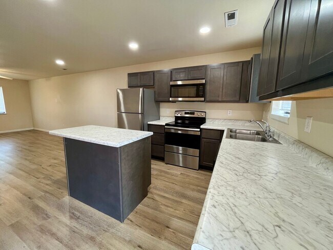 Building Photo - 2 Bedroom | 2 Bathroom | Apartment