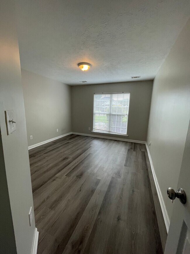 Building Photo - 2068 Lake Forest Dr