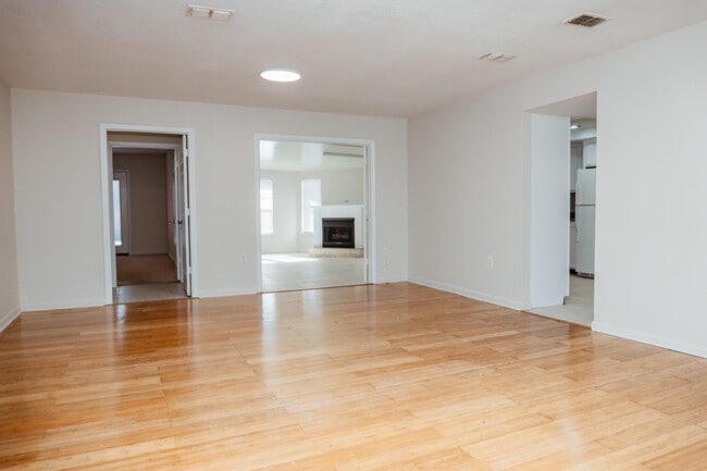 Building Photo - 410 Tanglewood Dr