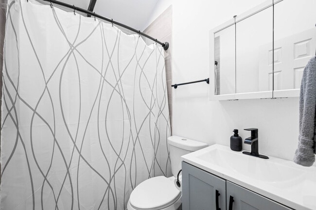 Building Photo - 906 Villa Ave