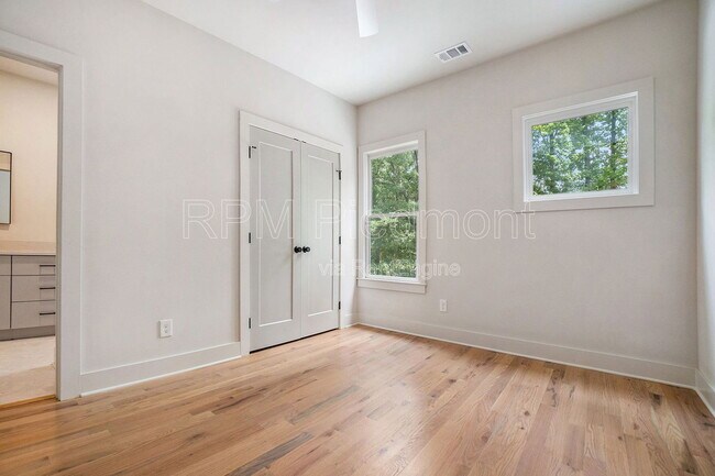 Building Photo - 1081 Hill St SE