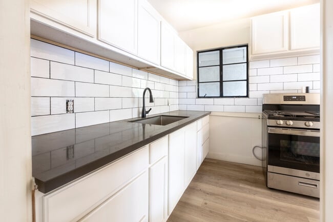 Building Photo - 1324 E Hall St