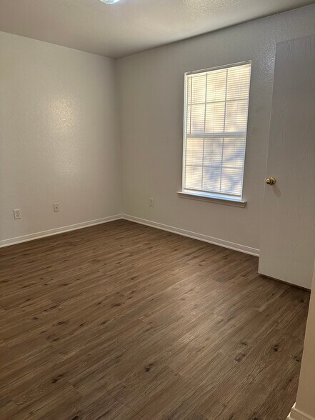 Building Photo - 304 N Ann Blvd