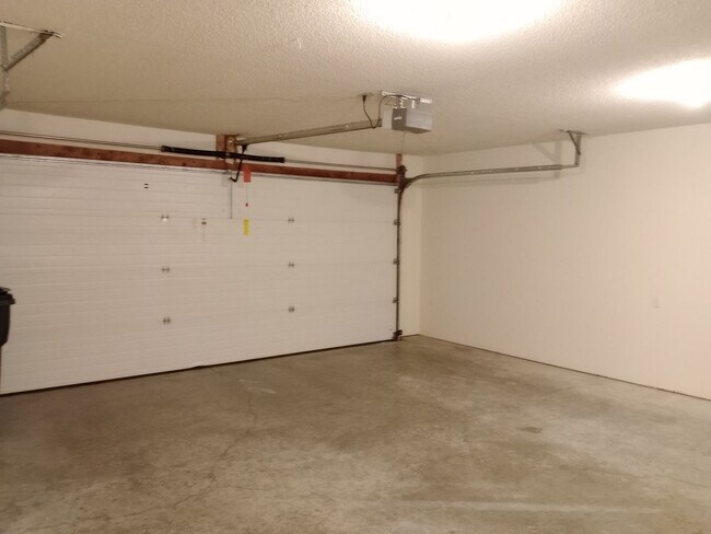 Building Photo - Charming 3 Bedroom, 2 Bath Single Family H...