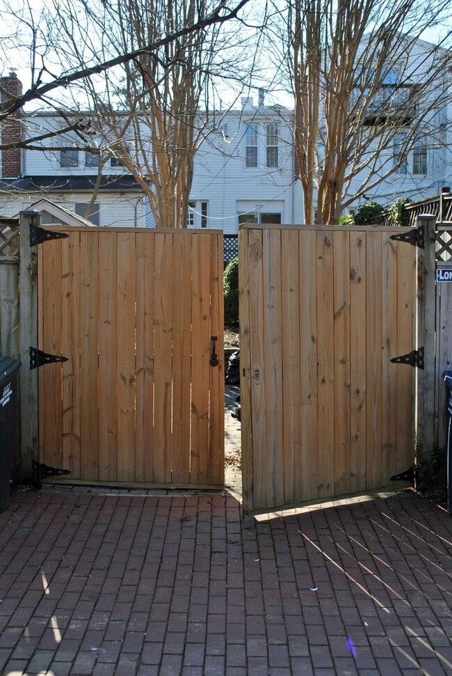 Building Photo - Georgetown near GT Medstar Hospital, Chic Rowhouse 5br/3Ba w/Yard, Deck, Parking