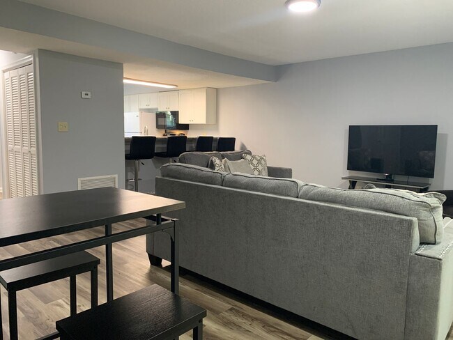 Building Photo - Renovated Townhome Near UNC, Downtown, fle...