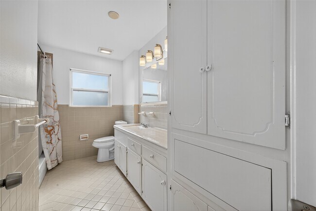 Building Photo - 8210 Edgemoor Dr