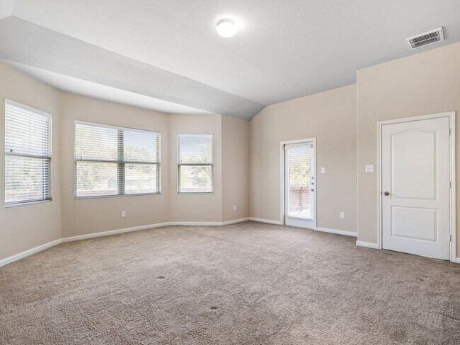 Building Photo - Charming Home Awaits: Spacious & Modern Living in a Prime Location