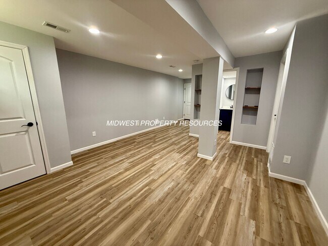 Building Photo - 2421 NE Carousel Cir