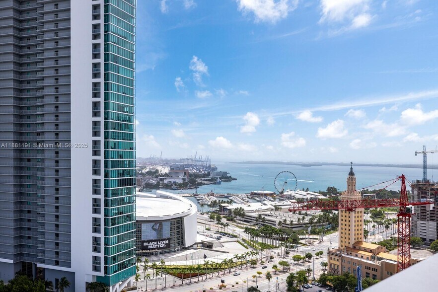 Building Photo - 851 NE 1st Ave