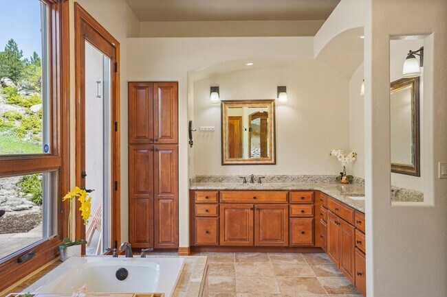 Building Photo - Stunning Broadmoor Estate with Mountain & City Views