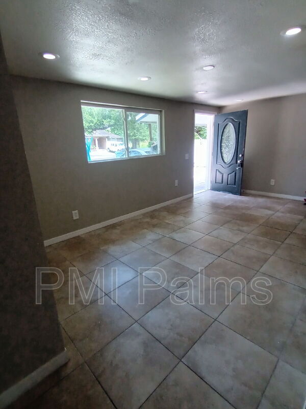 Building Photo - 2406 S 69th St