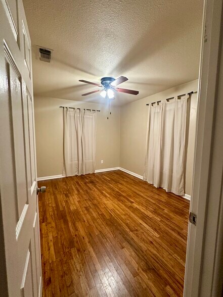 Building Photo - 1316 Eastview Dr